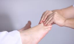 മഴക്കാലത്ത് പാദങ്ങള്‍ക്കും വേണം ശ്രദ്ധ ; നിങ്ങള്‍ ഇക്കാര്യങ്ങള്‍ ചെയ്യാറുണ്ടോ ?