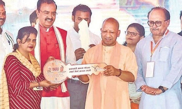 ഗുണ്ടാ നേതാവില്‍നിന്ന് പിടിച്ചെടുത്ത ഭൂമി ഉപയോഗിച്ച് യോഗി ആദിത്യനാഥ് 76 പാവങ്ങള്‍ക്ക് ഫ്‌ളാറ്റ് നിര്‍മ്മിച്ചു കൊടുത്തു ; രണ്ടു മുറികളും അടുക്കളയും ശൗചാലയവുമുള്ള വൃത്തിയുള്ള വീട്