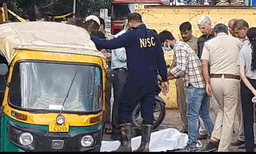 മഴപെയ്ത് വെള്ളം നിറഞ്ഞുകിടന്നു ; റോഡിലെ കുഴിയുടെ ആഴം മനസ്സിലാക്കാതെ ഓട്ടോയിറക്കി; വാഹനം പൂര്‍ണ്ണമായി മുങ്ങി, ഡ്രൈവര്‍ മരിച്ചു 