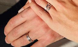 17 കാരിയായ വിദ്യാര്‍ത്ഥിനി 21 കാരിയായ അദ്ധ്യാപികയ്‌ക്കൊപ്പം ഒളിച്ചോടി ; ലവ്ജിഹാദ് ആരോപിച്ച് പോലീസ് സ്‌റ്റേഷനില്‍ പ്രതിഷേധം