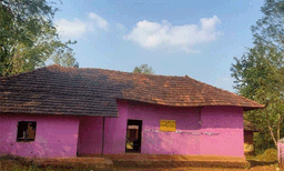 ഒറ്റപ്പാലത്ത് സ്കൂളിന്റെ ഓടിളകി തലയിൽ വീണ് അധ്യാപികയ്ക്കും വിദ്യാർത്ഥിക്കും പരിക്ക്