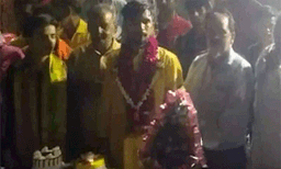 നടുറോഡില്‍ പിറന്നാളാഘോഷിച്ച് യുവാവ്: ഒടുവില്‍ സംഭവിച്ചത്....