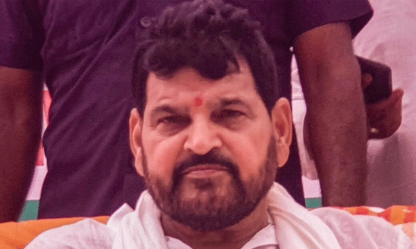 ടി ഷര്‍ട്ട് പൊക്കിയ ശേഷം ശരീരത്തിലൂടെ കൈകള്‍ ഓടിച്ചു ; ബ്രിജ് ഭൂഷണെതിരേ 1599 പേജുള്ള കുറ്റപത്രം ; എല്ലാം ഞെട്ടിക്കുന്ന വിവരങ്ങള്‍