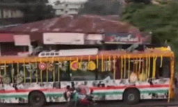 വിലാപയാത്രയായി പുതുപ്പള്ളിയിലേക്ക് ; അന്ത്യാഞ്ജലി വഴിയരികില്‍ കാത്ത് വന്‍ ജനാവലി ; പട്ടം വരെ എത്താന്‍ എടുത്തത് രണ്ടു മണിക്കൂര്‍ 