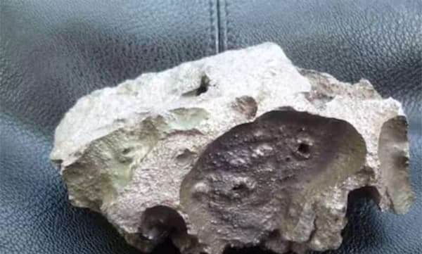 ടെറസില്‍ ഇരുന്ന സ്ത്രീയുടെ ദേഹത്ത് പതിച്ചത് കറുത്ത കല്ല്: ഉല്‍ക്കയെന്ന് ഗവേഷകര്‍ 