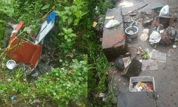 കുഞ്ചിത്തണ്ണി ടൗണിലെ ഭക്ഷണശാലകളില്‍ െവെകുന്നേരം ഗുണ്ടകളുടെ വിളയാട്ടം ; മദ്യപസംഘം ബജികടക്കാരന്റെ പെട്ടിക്കടയെടുത്ത് അന്‍പതടി താഴ്ചയുള്ള കൊക്കയിലേക്കു തള്ളി 