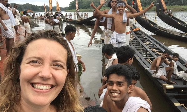 ചോറും കറിയുമായി ഇലയില്‍ വിളമ്പിയ 64 കൂട്ടം വിഭവങ്ങള്‍ ; കടുപ്പമായത് 4 കൂട്ടം പായസം കോരിക്കഴിക്കല്‍ ; ആറന്മുള വള്ളസദ്യയുടെ രുചി നേരിട്ടറിഞ്ഞ് ഫ്രഞ്ച് വനിത