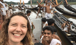 ചോറും കറിയുമായി ഇലയില്‍ വിളമ്പിയ 64 കൂട്ടം വിഭവങ്ങള്‍ ; കടുപ്പമായത് 4 കൂട്ടം പായസം കോരിക്കഴിക്കല്‍ ; ആറന്മുള വള്ളസദ്യയുടെ രുചി നേരിട്ടറിഞ്ഞ് ഫ്രഞ്ച് വനിത