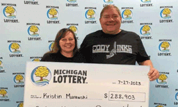 ഭര്‍ത്താവിന്റെ പിറന്നാള്‍ ദിവസം ഭാഗ്യം തേടിയെത്തി: ഭാര്യയ്ക്ക് ലോട്ടറി അടിച്ചത് രണ്ട് കോടിയിലേറെ തുക