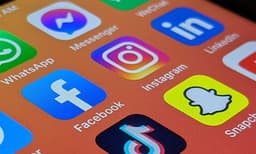 നമുക്ക് ഫേസ്‌ബുക്ക് വായിച്ചു "ഇൻസ്റ്റാ" ഗ്രാമത്തിൽ ചെന്ന് രാപ്പാർക്കാം
