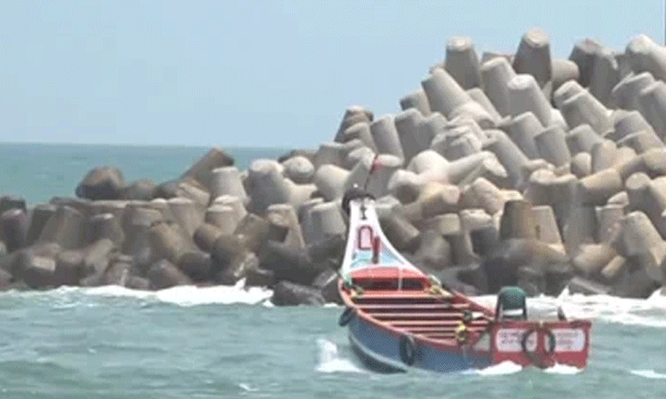 മുതലപ്പൊഴിയില്‍ അപകടം തുടര്‍ക്കഥ ; 16 പേരുമായി പോയ വള്ളം മറിഞ്ഞു ; എല്ലാവരേയും രക്ഷപ്പെടുത്തി