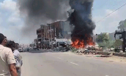 ഹരിയാനയിലെ കലാപത്തില് പോലീസിനും രക്ഷയില്ല ; സ്റ്റേഷന് ആക്രമിക്കപ്പെട്ടു, മതിലിനുള്ളില് കിടന്ന പോലീസ് വാഹനങ്ങള്ക്കും തീയിട്ടു