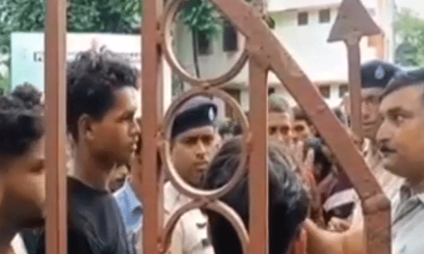 ഹിജാബ് ധരിച്ച് എത്തിയ കുട്ടികളെ സ്‌കൂളില്‍ പ്രവേശിക്കുന്നത് തടഞ്ഞു ; എതിര്‍ത്ത പത്താംക്ലാസ്സുകാരനെ തല്ലിച്ചതച്ചു
