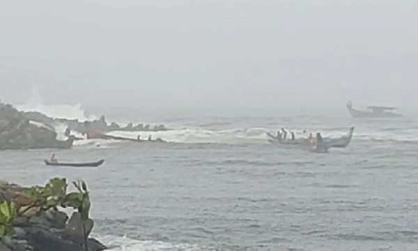 മുതലപ്പൊഴിയിൽ നിന്ന് മത്സ്യബന്ധനത്തിന് പോയ വള്ളം അപകടത്തിൽ; സഹായം തേടി മത്സ്യത്തൊഴിലാളികൾ