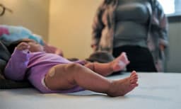 കുഞ്ഞിന്റെ കരച്ചില്‍ നിര്‍ത്താന്‍ മദ്യം കൊടുത്തു; അമ്മ അറസ്റ്റില്‍, സംഭവം കാലിഫോര്‍ണിയയില്‍