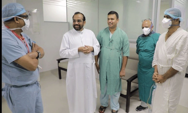  വാട്ട്സ്ആപ്പ് സന്ദേശം കണ്ട് വൃക്ക ദാനം ചെയ്തു;  ശസ്ത്രക്രിയക്ക് ശേഷം യുവ വൈദികന്‍ ആശുപത്രി വിട്ടു