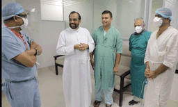  വാട്ട്സ്ആപ്പ് സന്ദേശം കണ്ട് വൃക്ക ദാനം ചെയ്തു;  ശസ്ത്രക്രിയക്ക് ശേഷം യുവ വൈദികന്‍ ആശുപത്രി വിട്ടു