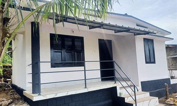 അച്ഛന്‍ ഉപേക്ഷിച്ചു, അമ്മ അര്‍ബുദം ബാധിച്ചു മരിച്ചു ; പെരുവഴിയില്‍ അനാഥരായ കുട്ടികള്‍ക്കും മുത്തശ്ശിക്കും കാരുണ്യഭവനം കൂട്ടായ്മയുടെ കൈത്താങ്ങ് ; അക്ഷരയ്ക്കും ആദിത്തിനും വീടായി