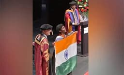 ഗ്രാജുവേഷന്‍ ദിനത്തില്‍ ഇന്ത്യന്‍ പതാക ഉയര്‍ത്തി വിദേശത്ത് പഠിക്കുന്ന വിദ്യാര്‍ത്ഥി: കയ്യടിച്ച് നെറ്റീസണ്‍സ് 
