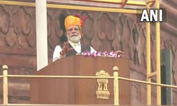 വികസനത്തില്‍ വനിതാ മുന്നേറ്റം വേണം: സ്വാതന്ത്ര്യദിന സന്ദേശത്തില്‍ മോദി, ചെങ്കോട്ടയില്‍ പതാകയുയര്‍ത്തി