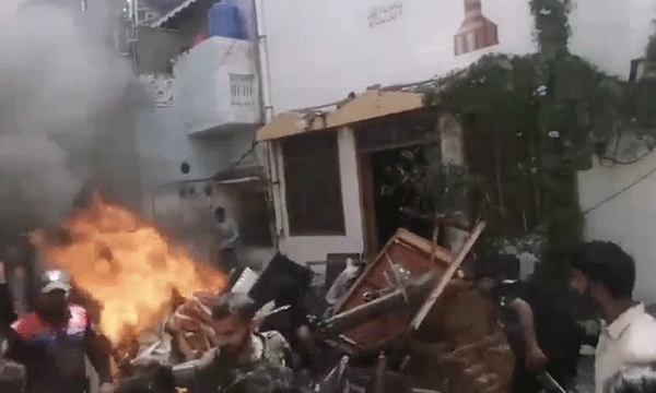 ഖുറാന്‍ കത്തിച്ചെന്ന് ആരോപിച്ച് കലാപം ; പാകിസ്താനില്‍ ക്രിസ്ത്യന്‍ ദേവാലയങ്ങളും വീടുകളും തകര്‍ത്തു ; അപലപിച്ച് അമേരിക്ക