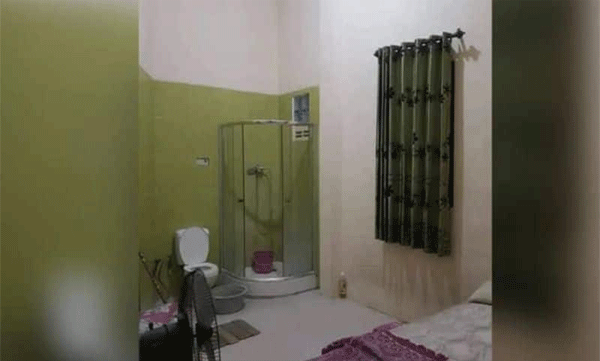 ചെറിയ കിടപ്പുമുറിയില്‍ മറയില്ലാത്ത ശുചിമുറി: അമ്പരപ്പിക്കുന്ന ചിത്രങ്ങള്‍ വൈറല്‍ 
