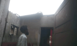കഴിഞ്ഞ മെയ് യില്‍ കാറ്റില്‍ പറന്നുപോയി ; പുനര്‍നിര്‍മ്മാണം നടത്താന്‍ കഴയുന്നില്ല ; മൂന്ന് മാസമായി ബാബുവും രോഗിയായ ഭാര്യയും കഴിയുന്നത് മേല്‍ക്കൂരയില്ലാത്ത വീട്ടില്‍