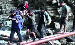 മഴയും മണ്ണിടിച്ചിലും പ്രതിസന്ധി സൃഷ്ടിച്ച ഉത്തരാഖണ്ഡ് ; ഗര്‍ഭിണിയെ കസേരയില്‍ എടുത്തുകൊണ്ട് നടന്നത് 30 കിലോമീറ്റര്‍