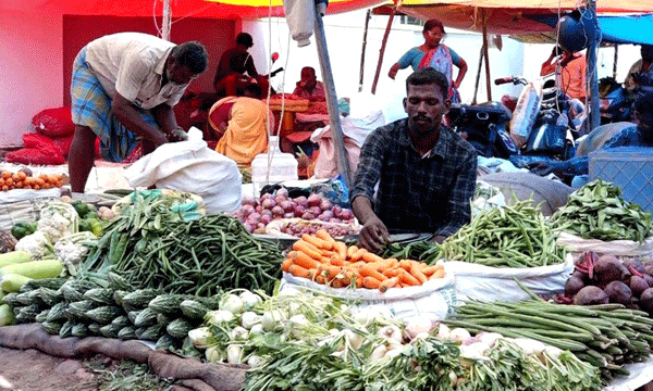 ഓണത്തിന് ഇനി പത്തുദിനം ; പച്ചക്കറി ഏറ്റെടുക്കാന്‍ സര്‍ക്കാരിന്റെ സംഭരണ കേന്ദ്രങ്ങള്‍ വരുന്നില്ല ; വിലക്കയറ്റത്തില്‍ കൊള്ളലാഭം ഉണ്ടാക്കുന്നത് ഇടനിലക്കാര്‍, കര്‍ഷകര്‍ക്ക് കണ്ണീര്‍