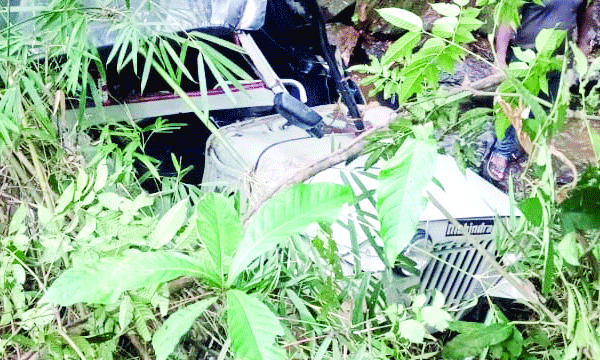 ജീപ്പ് കൊക്കയിലേക്കു മറിഞ്ഞ് ഒമ്പത് മരണം ; ചെങ്കുത്തായ ഇറക്കത്തില്‍ ബ്രേക്ക് നഷ്ടപ്പെട്ട് 30 അടി താഴ്ചയിലേക്ക് മറിഞ്ഞു ; അരുവിയിലെ കല്ലുകള്‍ക്ക് മറിഞ്ഞത് അപകടം ഗുരുതരമാക്കി