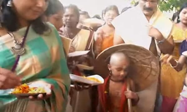 തൃക്കാക്കര ക്ഷേത്രത്തില്‍ മഹാബലിയെ എതിരേറ്റു; ആറന്മുളയില്‍ തിരുവോണത്തോണിയെത്തി