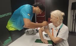 ഹംഗറിക്കാരി ഓട്ടോഗ്രാഫ് ചോദിച്ചത് ത്രിവര്‍ണ പതാകയില്‍ ; നീരജ് ഒപ്പിട്ടത് ആരാധികയുടെ വസ്ത്രത്തിന്റെ കയ്യില്‍