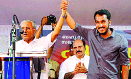 മകള്‍ക്കെതിരായ ആരോപണത്തില്‍ രണ്ടാം വരവിലും മറുപടിയില്ല ; മുഖ്യമന്ത്രി പുതുപ്പള്ളിയില്‍ പറഞ്ഞത് മുഴുവന്‍ ഓണക്കിറ്റിനെക്കുറിച്ച് 