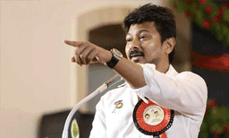 തലയ്ക്ക് 10 കോടിയുടെ ആവശ്യമില്ല, മുടി ചീകുന്ന 10 രൂപയുടെ ചിപ്പ് മതി ; അയോദ്ധ്യയിലെ സന്യാസിയെ പരിഹസിച്ച് ഉദയനിധി