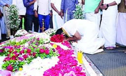 ലീഡ് 37,500 കടന്നു; ഉമ്മന്‍ ചാണ്ടിയുടെ കല്ലറയില്‍ പ്രാര്‍ത്ഥിച്ച് ചാണ്ടി