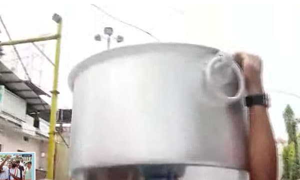വിജയം ആഘോഷിക്കാന്‍ കൈതോലപ്പായയും ബിരിയാണി ചെമ്പും