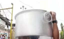 വിജയം ആഘോഷിക്കാന്‍ കൈതോലപ്പായയും ബിരിയാണി ചെമ്പും