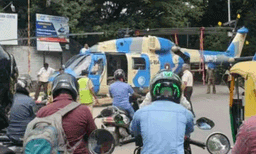 ബെംഗളൂരു നഗരത്തെ ട്രാഫിക് കുരുക്കിലാക്കി ഒരു ഹെലികോപ്റ്റര്‍, ചിത്രം വൈറല്‍