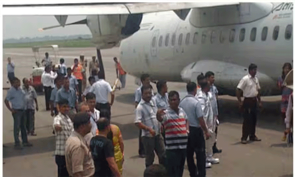  മൊബൈല്‍  ടേക്ക്-ഓഫിനിടെ ഓഫ് ചെയ്തില്ല;  വിമാനത്തിൽ നിന്നും 10 യാത്രക്കാരെ ഇറക്കി വിട്ട് ജീവനക്കാർ