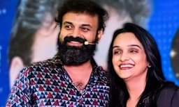 25 വര്‍ഷങ്ങള്‍ക്കുശേഷം വീണ്ടും കണ്ടുമുട്ടിയപ്പോള്‍; ചാക്കോച്ചനൊപ്പമുളള ചിത്രം പങ്കുവെച്ച് ജോമോള്‍
