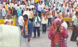 
ബിജെപി പ്രതിഷേധത്തിനിടെ തേനീച്ച ആക്രമണം; നേതാക്കള്‍ക്കും പ്രവര്‍ത്തകര്‍ക്കും പരിക്ക്; ആക്രമണത്തിന് പിന്നില്‍ 
കോണ്‍ഗ്രസാണെന്ന് ആരോപണം