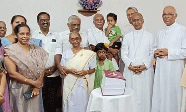 ഒന്‍പത് മാസമെടുത്ത് സ്വന്തം കൈപ്പടയില്‍ 3500 പേജുകളിലേക്ക് സമ്പൂര്‍ണ ബൈബിള്‍ പകര്‍ത്തിയെഴുതി  84 കാരി ; മുക്കാല്‍ ഭാഗത്തോളം എഴുതിയപ്പോള്‍ വീണ് പരുക്കേറ്റു എന്നിട്ടും വിട്ടില്ല