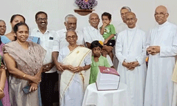 ഒന്‍പത് മാസമെടുത്ത് സ്വന്തം കൈപ്പടയില്‍ 3500 പേജുകളിലേക്ക് സമ്പൂര്‍ണ ബൈബിള്‍ പകര്‍ത്തിയെഴുതി  84 കാരി ; മുക്കാല്‍ ഭാഗത്തോളം എഴുതിയപ്പോള്‍ വീണ് പരുക്കേറ്റു എന്നിട്ടും വിട്ടില്ല