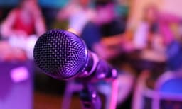 ഓണ്‍ലൈനില്‍ നിന്നും വാങ്ങിയ കരോക്കെ മൈക്ക് പൊട്ടിത്തെറിച്ച് ആറുവയസുകാരിക്ക് പരുക്ക്