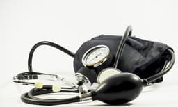 രോഗിയെ കിടത്തി രക്തസമ്മര്‍ദ പരിശോധന നടത്തുമ്പോഴാണ് കൃത്യമായ ഫലം ലഭിയ്ക്കുന്നതെന്ന് പഠനം
