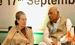 പുനഃസംഘടനയ്ക്ക് ശേഷം നടന്ന  കോണ്‍ഗ്രസ് പ്രവര്‍ത്തക സമിതി യോഗം അവസാനിച്ചു