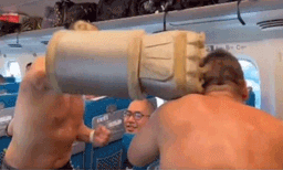 ബുള്ളറ്റ് ട്രെയിനില്‍ തരംഗമായി റെസ്‌ലിംഗ് മത്സരം: ടിക്കറ്റ് വിറ്റ് പോയത് വെറും 30 മിനിറ്റുകൊണ്ട് 
