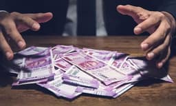 9,000 കോടി രൂപ ബാങ്ക് അക്കൗണ്ടില്‍ ; കമ്മീഷണര്‍ക്ക് പരാതി നല്‍കി ടാക്‌സി ഡ്രൈവര്‍