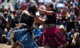 പരസ്പരം പ്രശ്‌നങ്ങള്‍ ഉണ്ടോ? എങ്കില്‍ തല്ലി തീര്‍ക്കാം: ശ്രദ്ധനേടി പെറുവിലെ വിചിത്ര ആചാരം 
