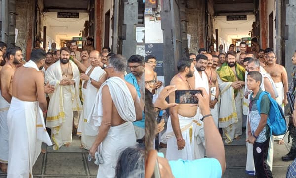 ശ്രീപത്മനാഭസ്വാമി ക്ഷേത്രത്തില്‍ ദര്‍ശനം നടത്തി മോഹന്‍ലാല്‍; ചിത്രങ്ങള്‍ 

